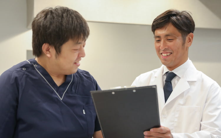 院長とスタッフの笑顔で語らう写真